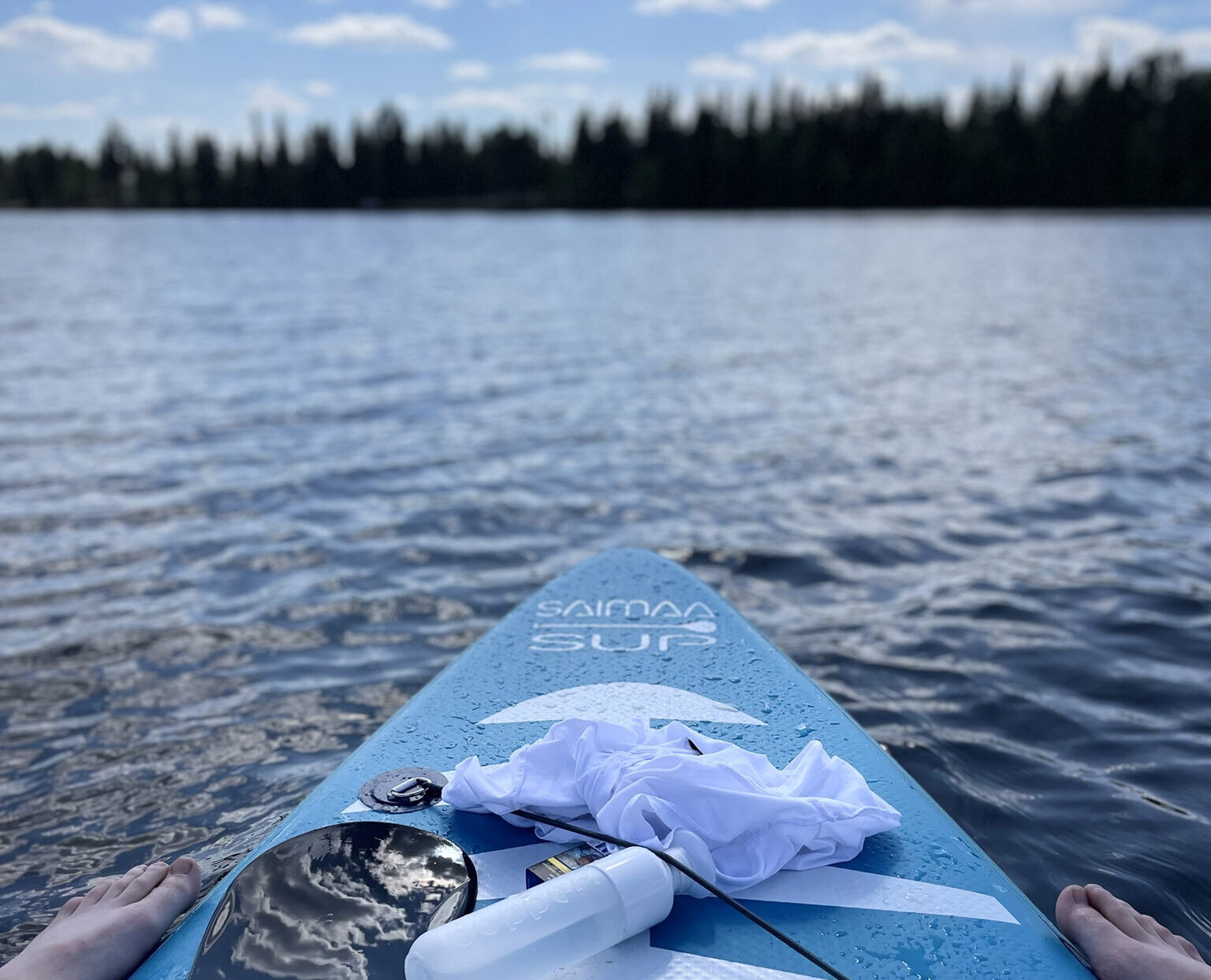 SUP-lautailu tyynellä järvellä
