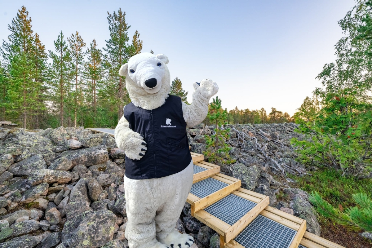 Jonne Jääkarhu maskotti Honkivaaran maisemissa.