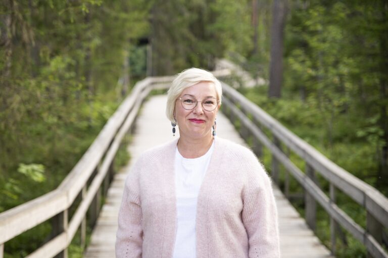 Ranua Resortin toimitusjohtaja Johanna Koivunen Ranuan eläinpuistossa.